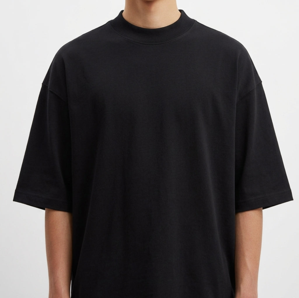 Camiseta sem estampa visível na imagem.