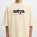 Camiseta com estampa frontal de palavras "satya" e "VERDADE" e estampa traseira com "yamas" seguido de uma lista de princípios como "satya", "brahmacharya".