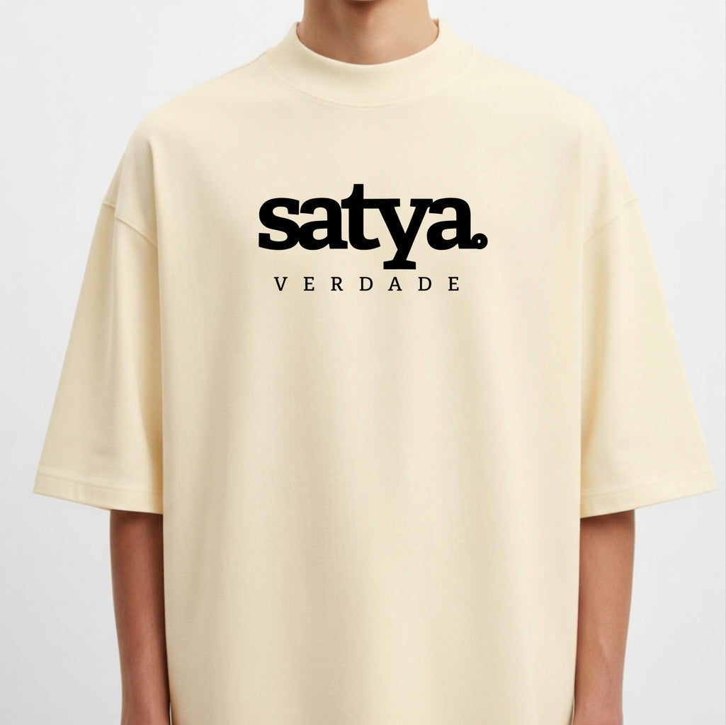 Camiseta com estampa frontal de palavras "satya" e "VERDADE" e estampa traseira com "yamas" seguido de uma lista de princípios como "satya", "brahmacharya".