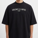 Camiseta com estampa frontal de "VIOLENCE IS VIRTUE LEGIO" em texto estilizado e estampa traseira de caveira atravessada por faca, texto ao redor.
