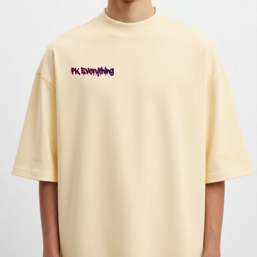 Camiseta com estampa frontal de frase estilizada e estampa traseira de urso com olhos em cruz, fundo de tinta respingada e símbolos de flechas e ferramentas.