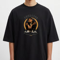 Camiseta com estampa frontal de personagem sentado com tatuagens visíveis, cercado por texto "ABUSADOS" no topo e legenda "REFERÊNCIA DA RUA, CRIADO POR ORIX."