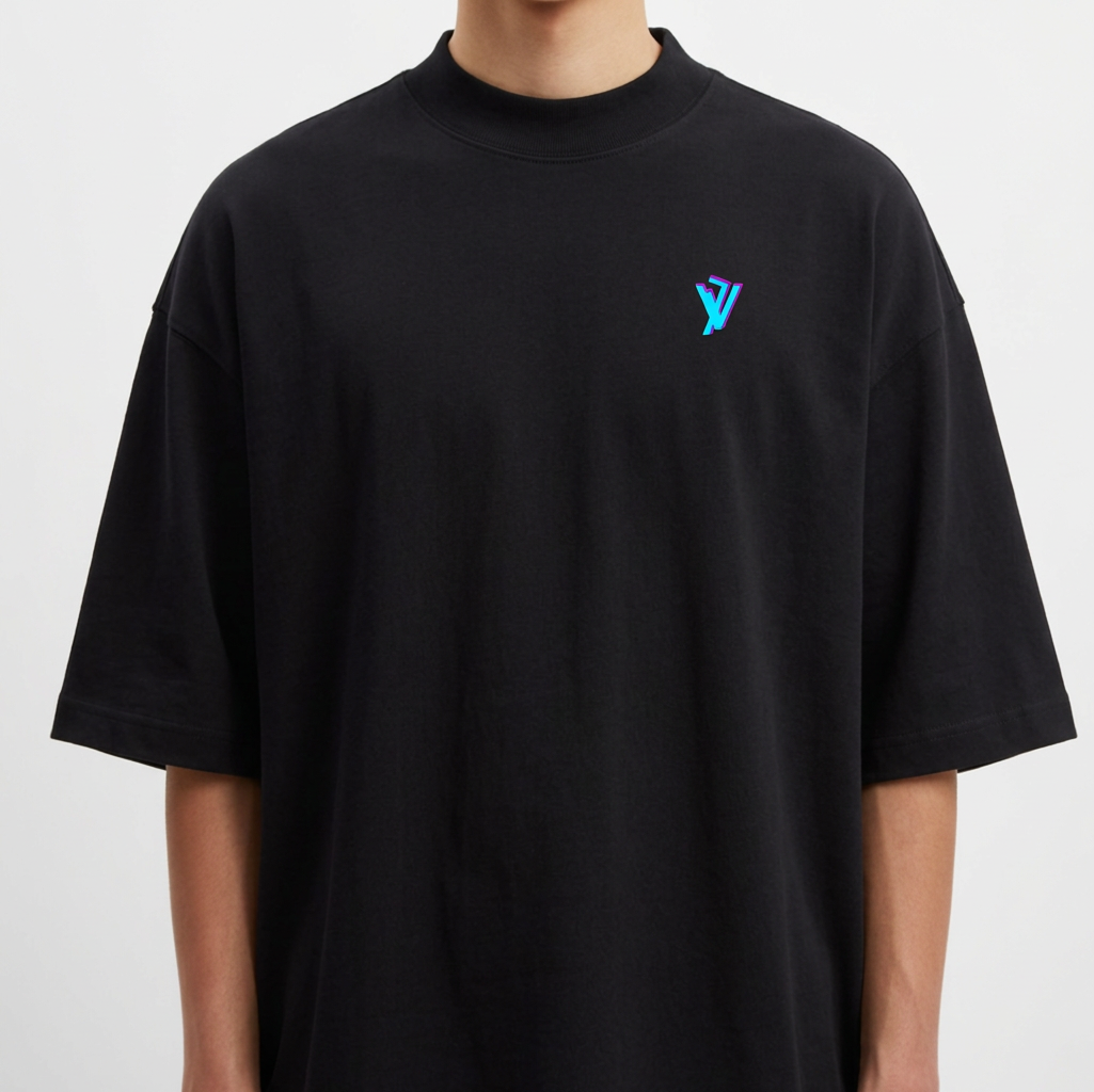 Camiseta com estampa frontal de logotipo estilizado pequeno e estampa traseira de crânio roxo com detalhes gráficos, texto futurista e elementos geométricos.