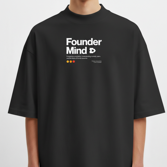 Camiseta com estampa frontal de texto "Founder Mind" seguido por mensagem motivacional e ícones circulares em sequência logo abaixo.