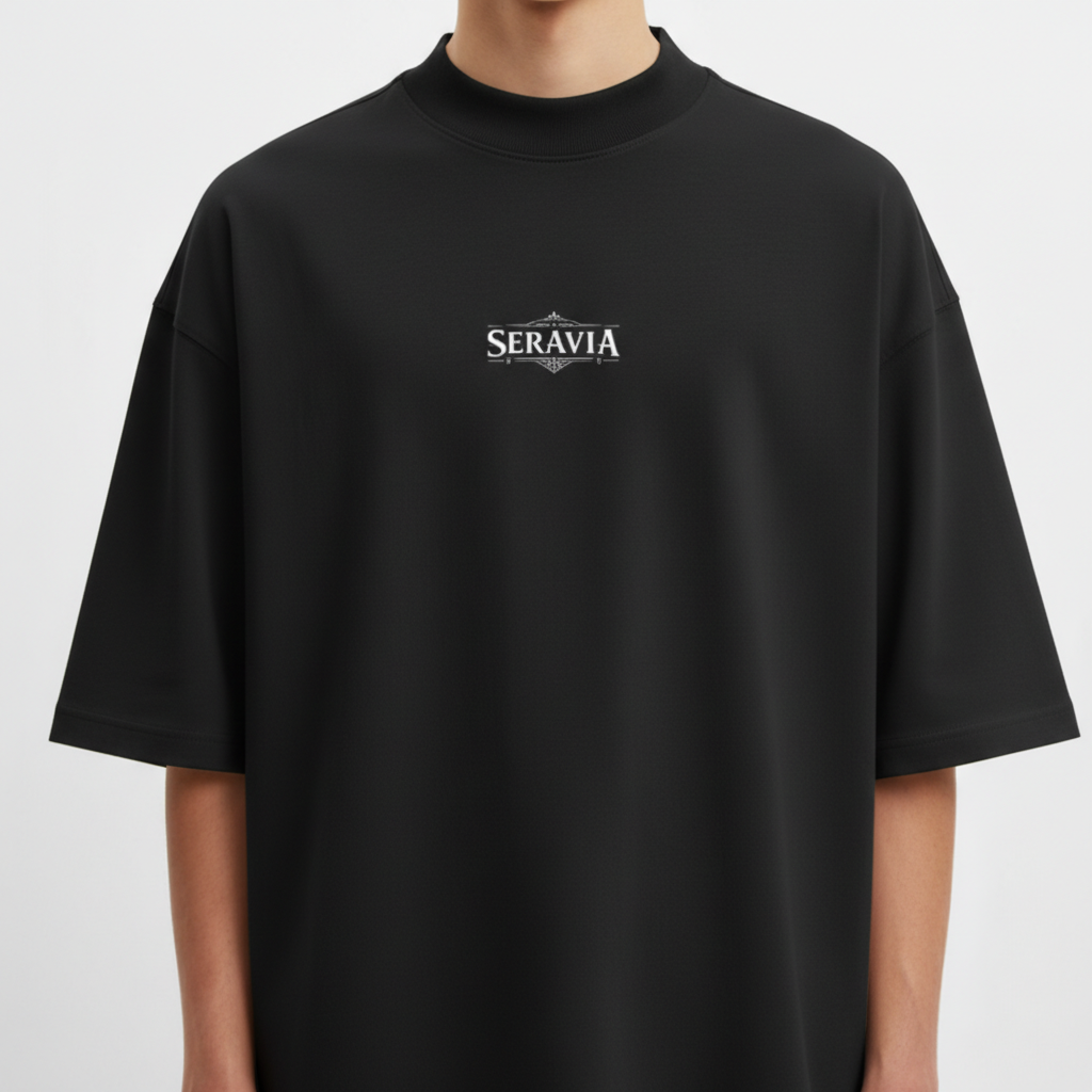 Camiseta com estampa frontal de logotipo estilizado "Seravia" e estampa traseira de figura feminina mística com elementos decorativos e chamas ao fundo.