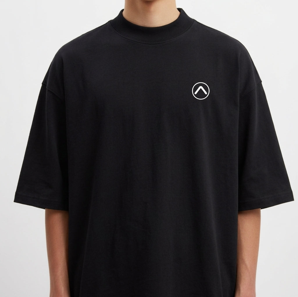 Camiseta com estampa frontal de pequeno emblema circular contendo uma seta direcionada para cima e estampa traseira de grande onda em estilo retrô com sol vermelho.