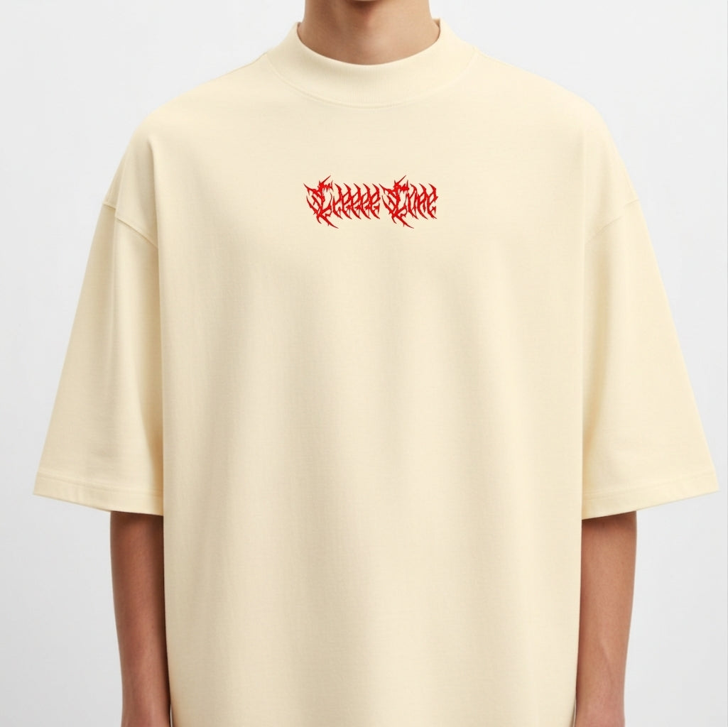 Camiseta com estampa frontal de letras estilizadas com pontas afiadas e estampa traseira de letras estilizadas maiores, ambas em design vermelho.