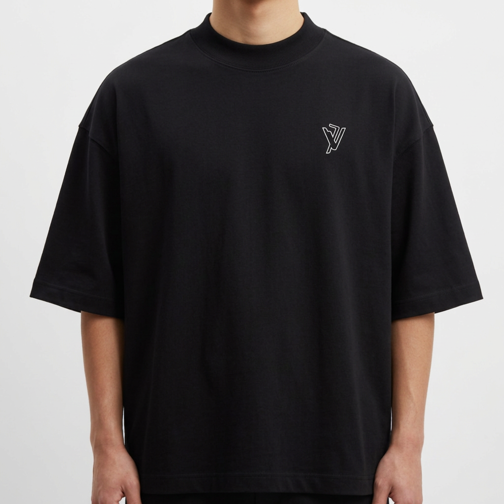 Camiseta com estampa frontal de um pequeno logotipo estilizado localizado no lado esquerdo do peito, apresentando um design geométrico abstrato.