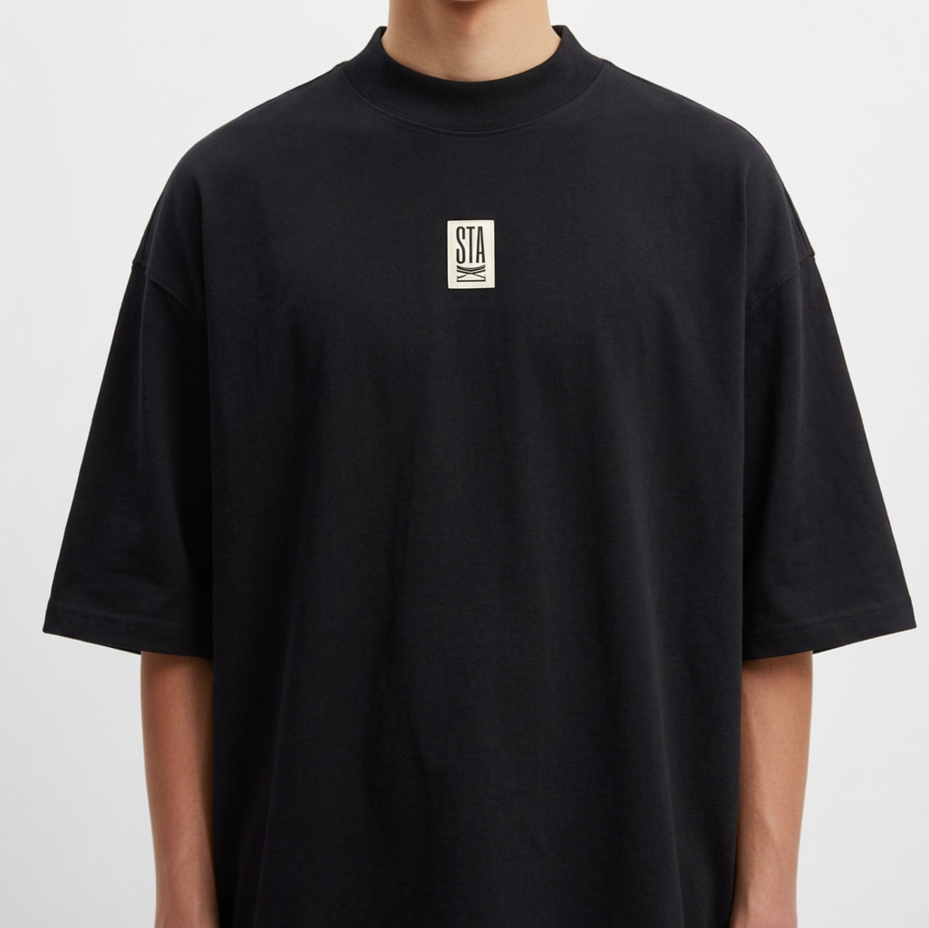Camiseta com estampa frontal de logotipo vertical minimalista e estampa traseira de texto "Cognitive Overload", imagem digital de rosto e elementos textuais.