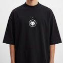 Camiseta com estampa frontal de uma raposa em um círculo sob uma estrela e estampa traseira de raposa caminhando com texto curvo acima e pequena estrela à frente.