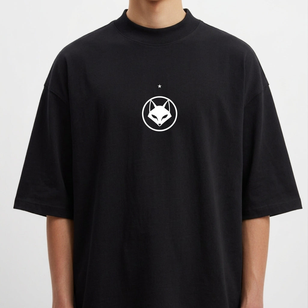 Camiseta com estampa frontal de uma raposa em um círculo sob uma estrela e estampa traseira de raposa caminhando com texto curvo acima e pequena estrela à frente.
