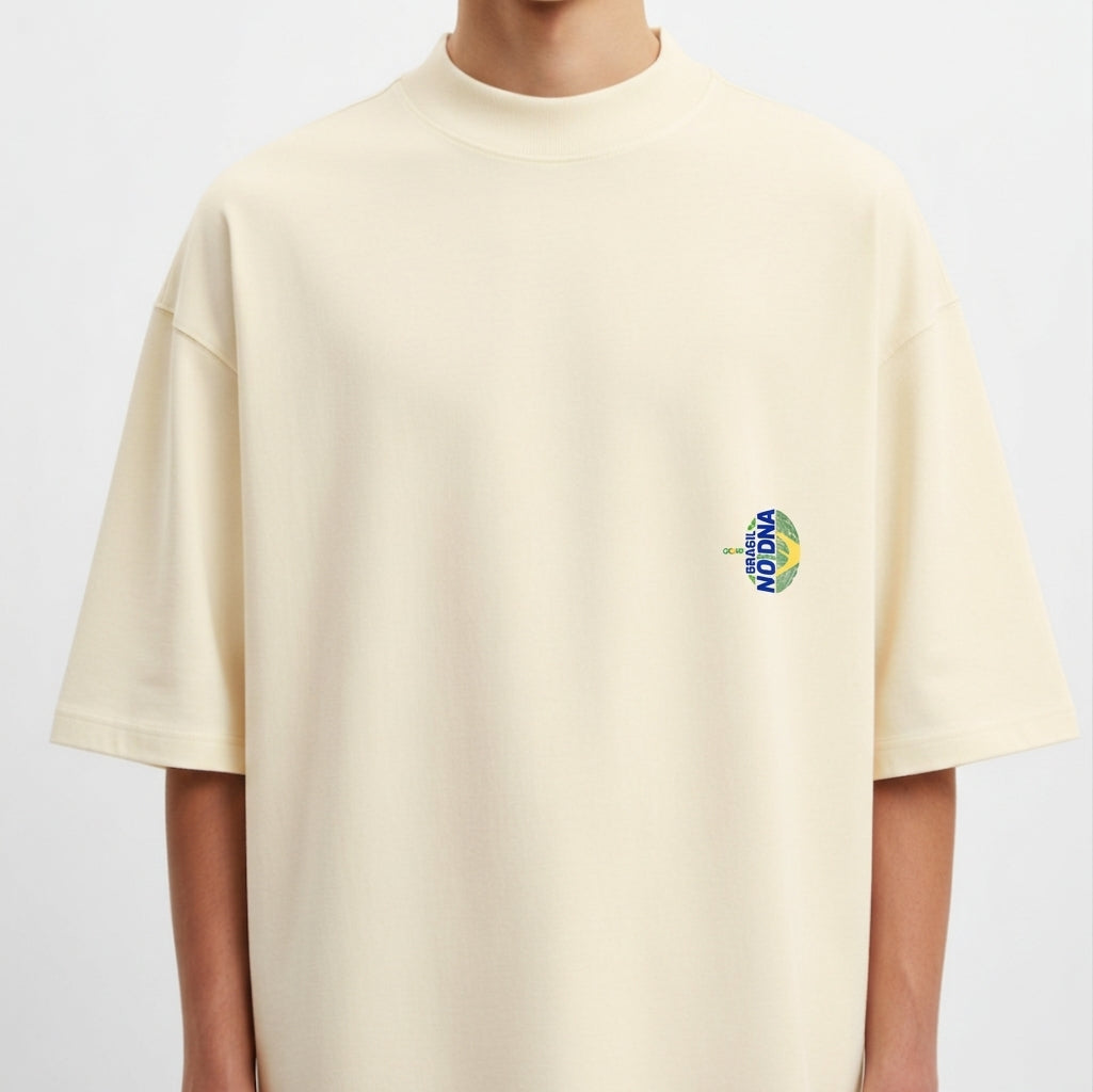 Camiseta com estampa frontal de uma pequena impressão digital acompanhada do texto "Brasil no DNA" e estampa traseira maior do mesmo padrão.
