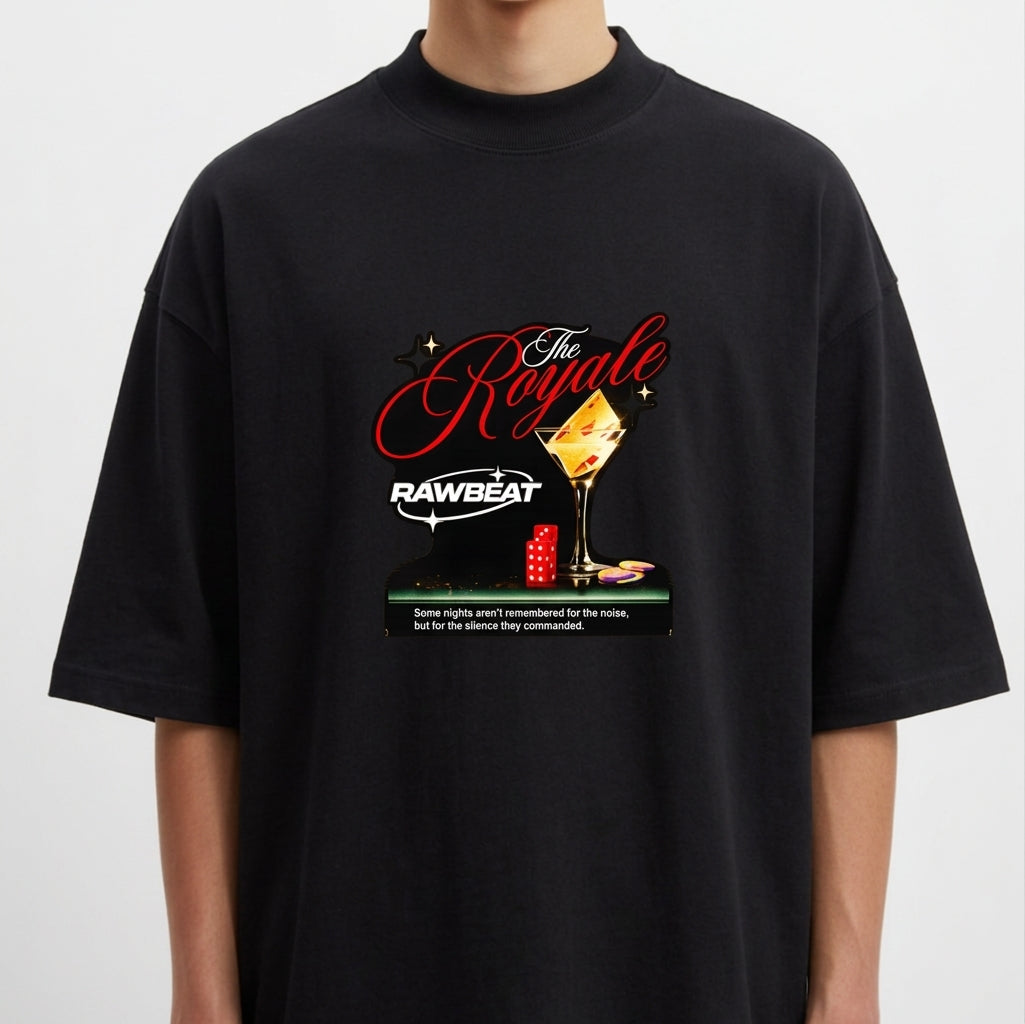Camiseta com estampa frontal de taça decorada, dados, fichas de pôquer e a frase "The Royale" em letras estilizadas, acompanhada por texto adicional.
