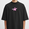 Camiseta com estampa frontal de uma estrela estilizada em contornos duplos, com a palavra "TITANRIFF" no centro, gerando um visual moderno e impactante.