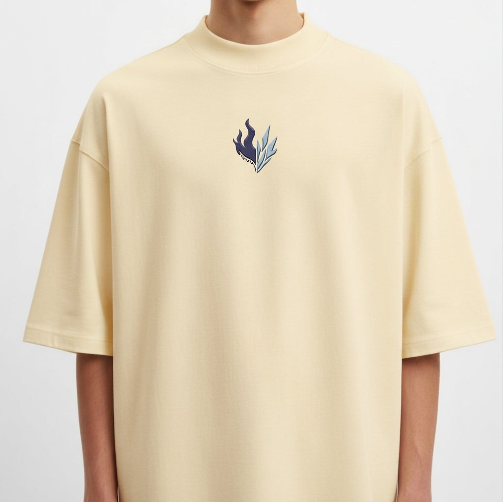 Camiseta com estampa frontal de chama e gelo entrelaçados e estampa traseira de personagem em ação com fundo dinâmico, texto e símbolos decorativos.