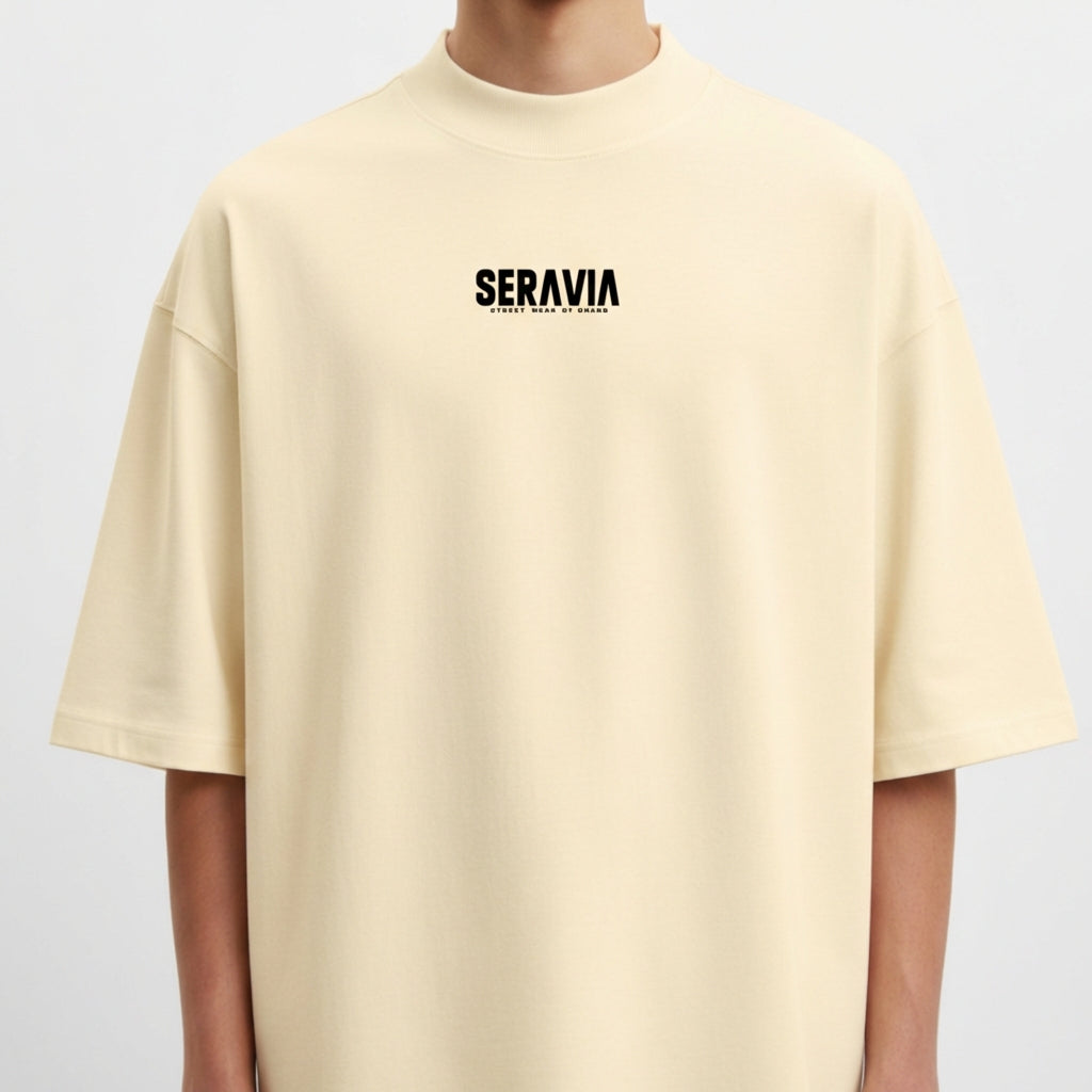 Camiseta com estampa frontal de logo estilizado "SERAVIA" e estampa traseira de figura mitológica com cabelos de serpentes emoldurada por elementos clássicos.