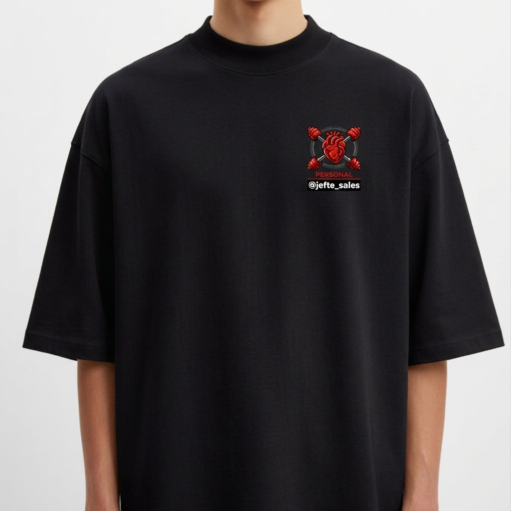 Camiseta com estampa frontal de coração entre halteres com "PERSONAL @jefte_sales" e estampa traseira ampliada do mesmo design detalhado.