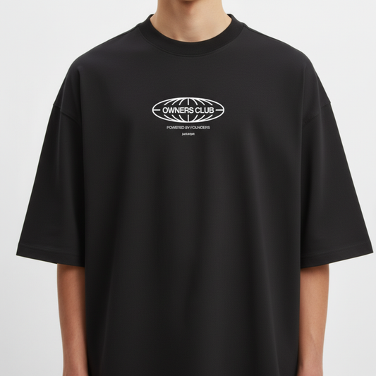 Camiseta com estampa frontal de logotipo oval com palavras "OWNERS CLUB" e "POWERED BY FOUNDERS", acompanhadas por linhas curvas e texto adicional.