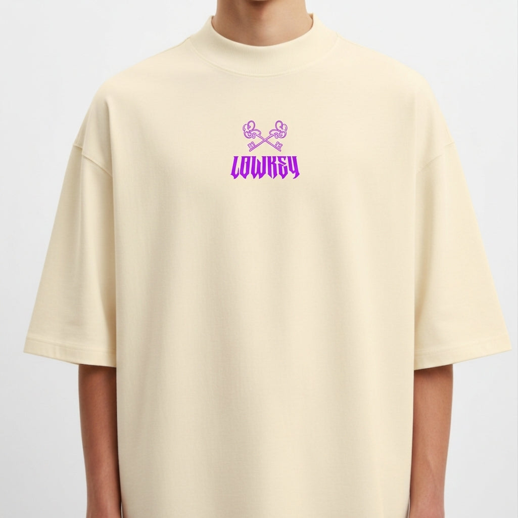 Camiseta com estampa frontal de duas mãos fazendo gesto de paz acima da palavra "LOWREY" e estampa traseira da palavra "LOWREY" em fonte estilizada.