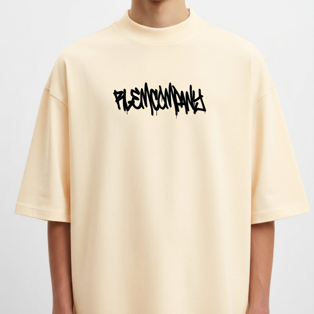 Camiseta com estampa frontal de palavra estilizada em grafite e estampa traseira de desenhos abstratos com frase em destaque em fontes ousadas.