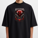 Camiseta com estampa frontal de figura encapuzada vermelha, cercada por armas cruzadas, rosas e arranha-céus ao fundo, sob a inscrição “Red Hood”.