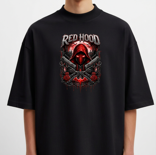 Camiseta com estampa frontal de figura encapuzada vermelha, cercada por armas cruzadas, rosas e arranha-céus ao fundo, sob a inscrição “Red Hood”.