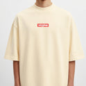 Camiseta com estampa frontal de logotipo com texto "Serbia" em destaque e estampa traseira apresentando ilustração de Odin com detalhes vikings elaborados.