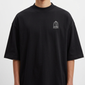 Camiseta com estampa frontal de gaiola com a palavra "RECORDS" e estampa traseira de coração em mosaico rodeado por padrões geométricos vibrantes.
