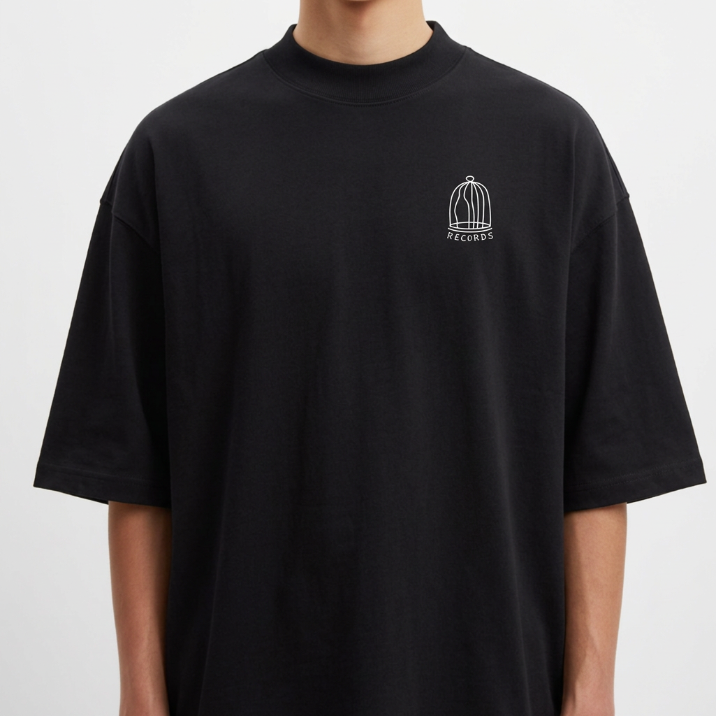 Camiseta com estampa frontal de gaiola com a palavra "RECORDS" e estampa traseira de coração em mosaico rodeado por padrões geométricos vibrantes.