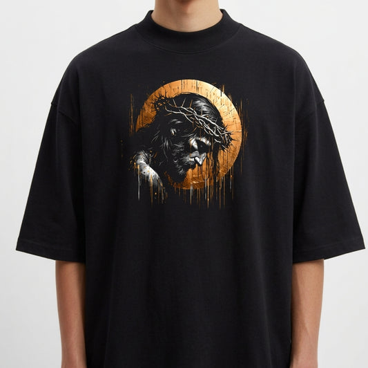 Camiseta com estampa frontal de um rosto com coroa de espinhos, destacado por um halo semelhante a pinceladas em torno, criando um efeito dramático.