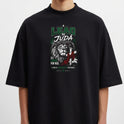 Camiseta com estampa frontal de leão com detalhes gráficos, textos destacando 'Leão de Judá' e frases adicionais em estilo tipográfico.