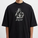 Camiseta com estampa frontal de um cantor performando com microfone, tatuagens nos braços e a assinatura "Lil Uzi Vert" abaixo da imagem.