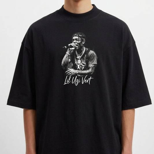 Camiseta com estampa frontal de um cantor performando com microfone, tatuagens nos braços e a assinatura "Lil Uzi Vert" abaixo da imagem.