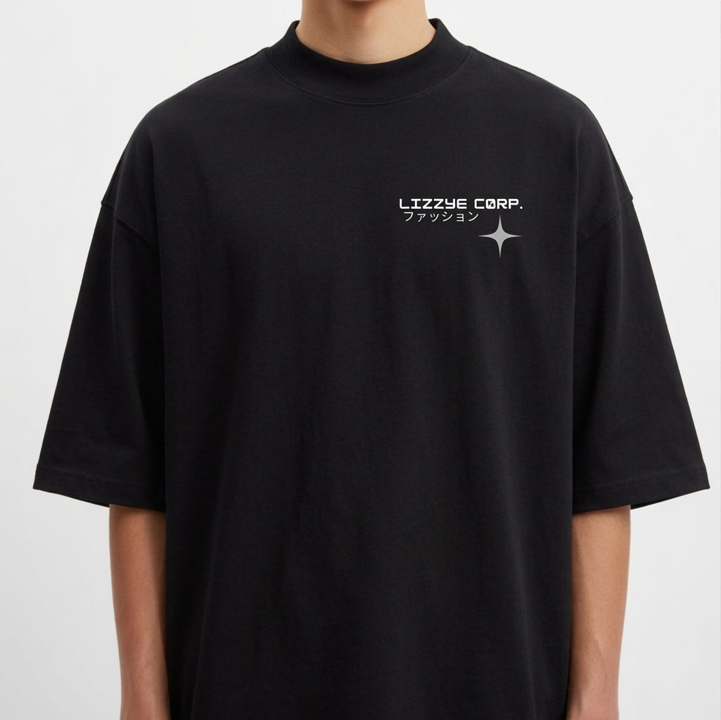Camiseta com estampa frontal de texto estilizado "LIZZIE CORP." e símbolo de estrela, e estampa traseira de texto "LIZZIE CORP." entre estrelas de tamanhos variados.