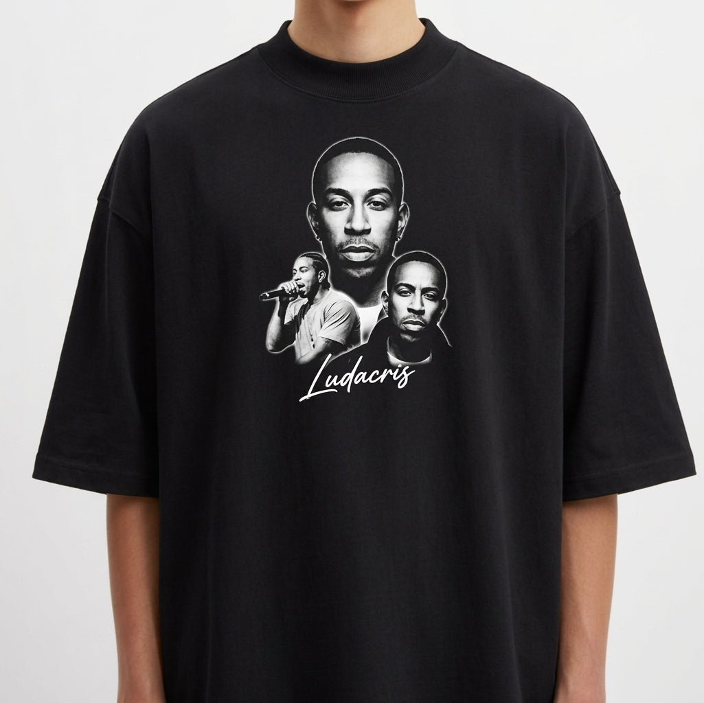 Camiseta com estampa frontal de três retratos detalhados de um artista em diferentes poses, com um nome em estilo caligráfico destacado abaixo.