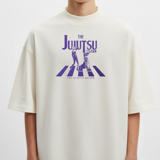 Camiseta com estampa frontal de duas figuras humanas cercadas por faixas diagonais, acompanhadas pelo texto "THE JUJUTSU KAISEN" em destaque.
