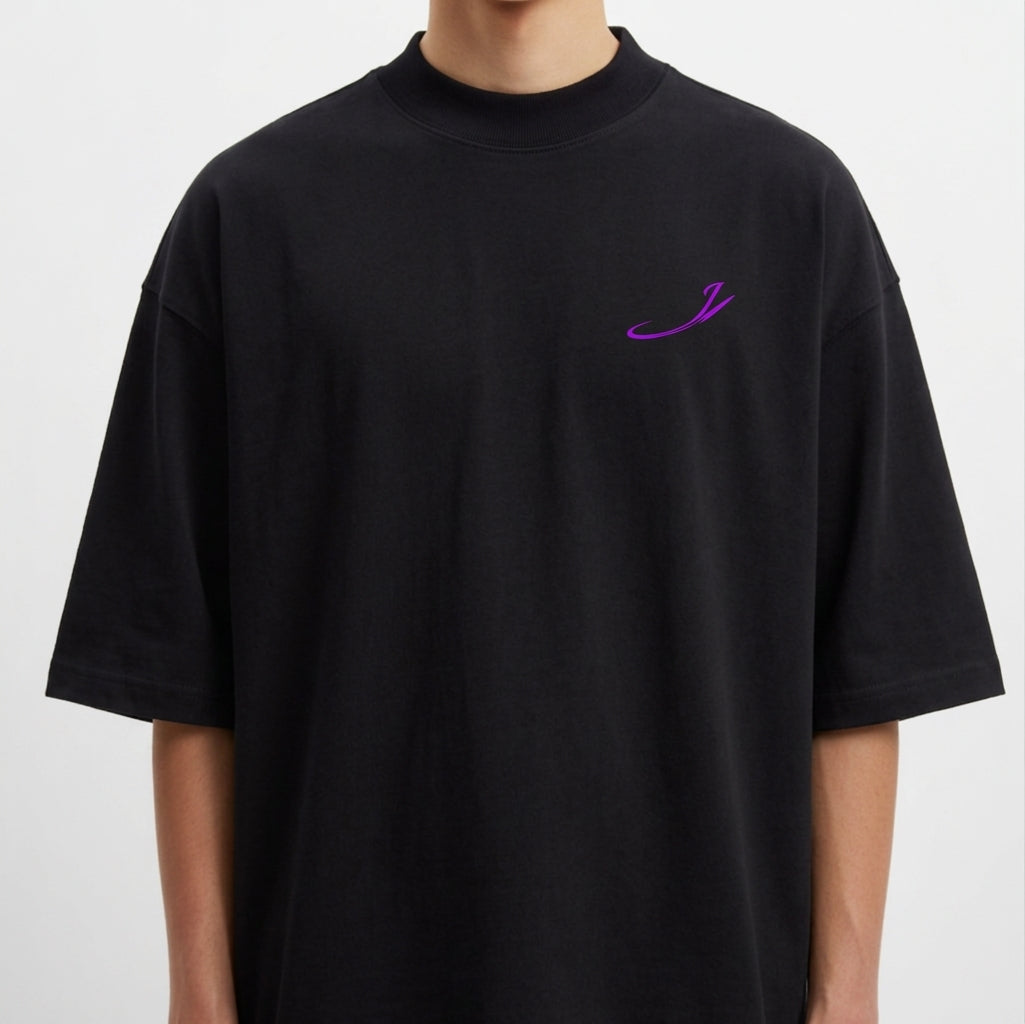 Camiseta com estampa frontal de traço curvado estilizado e estampa traseira de três máscaras teatrais, com uma sorrindo e duas expressando tristeza.