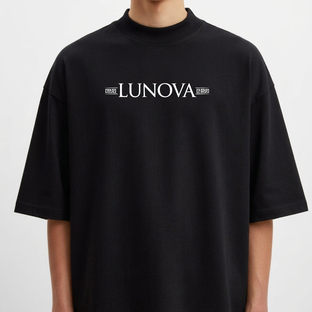 Camiseta com estampa frontal do texto "LUNOVA" entre linhas gráficas e estampa traseira de busto clássico com rosa vermelha e texto "REBORN" em destaque.