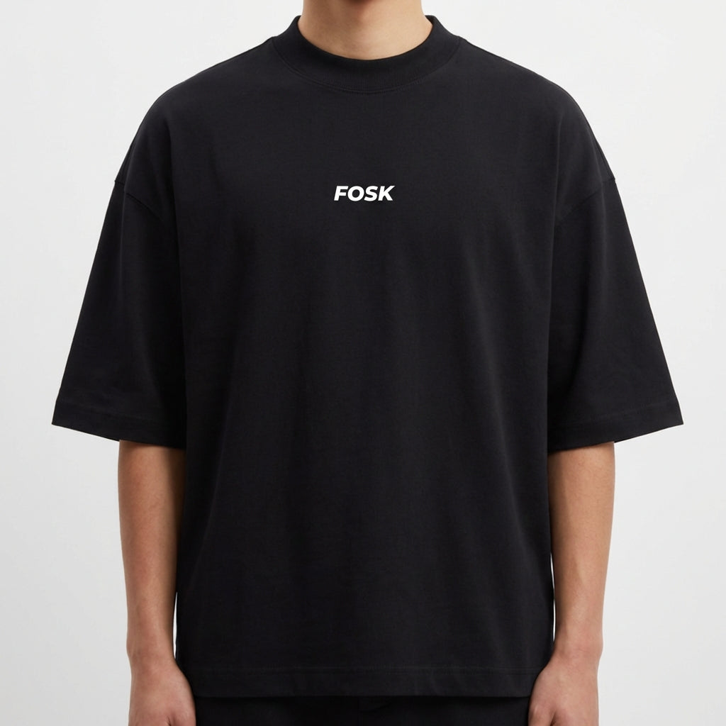 Camiseta com estampa frontal de palavra centralizada em fonte moderna e estampa traseira de mesma palavra centralizada próxima à gola.