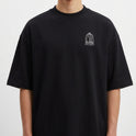 Camiseta com estampa frontal de uma gaiola estilizada acompanhada da palavra "RECORDS" em letras pequenas, criando um design minimalista e moderno.