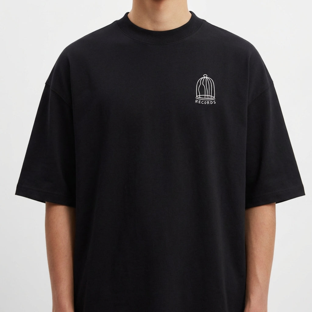 Camiseta com estampa frontal de uma gaiola estilizada acompanhada da palavra "RECORDS" em letras pequenas, criando um design minimalista e moderno.
