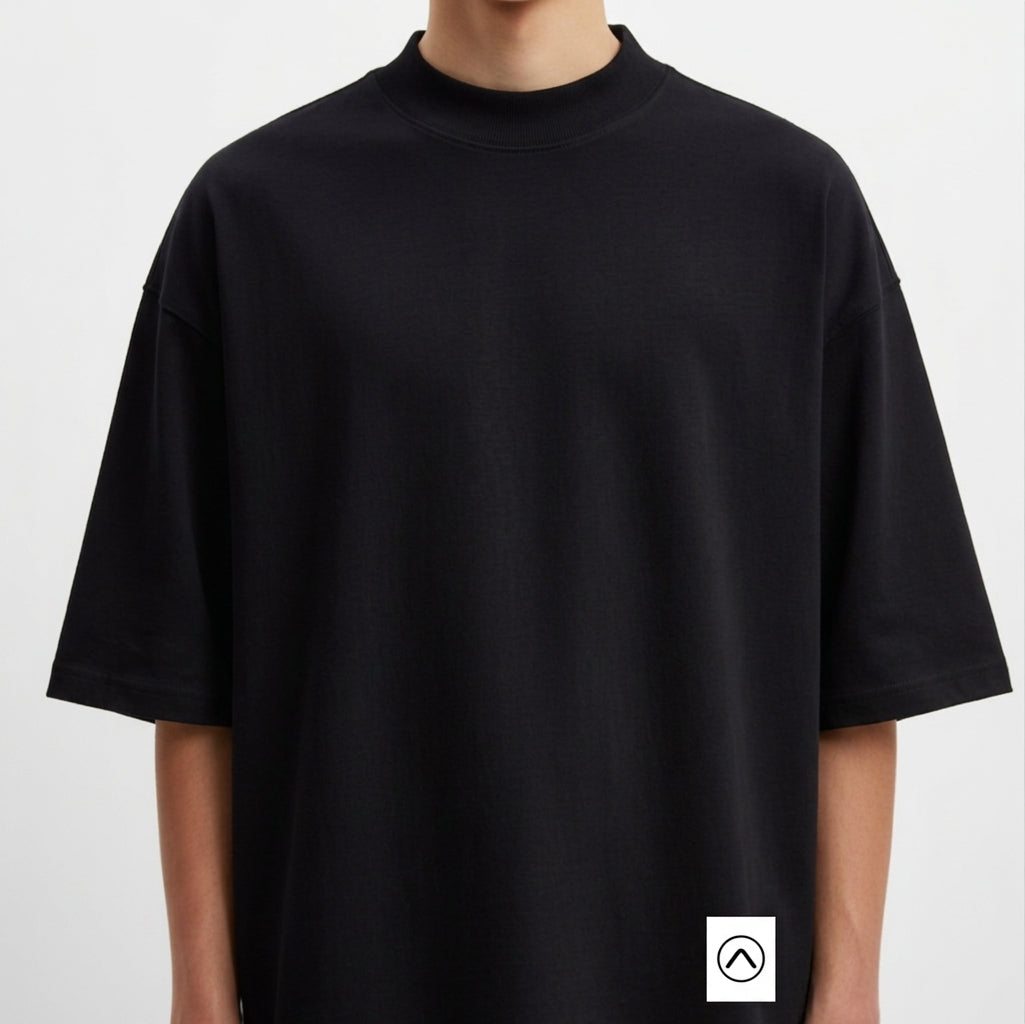 Camiseta com estampa frontal de logotipo minimalista e estampa traseira de prancha de surf encostada em parede desgastada com palmeira e fundo geométrico.