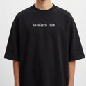 Camiseta com estampa frontal de texto estilizado "no mercy club" e estampa traseira de cobra detalhada, cercada por texto e símbolos impactantes.