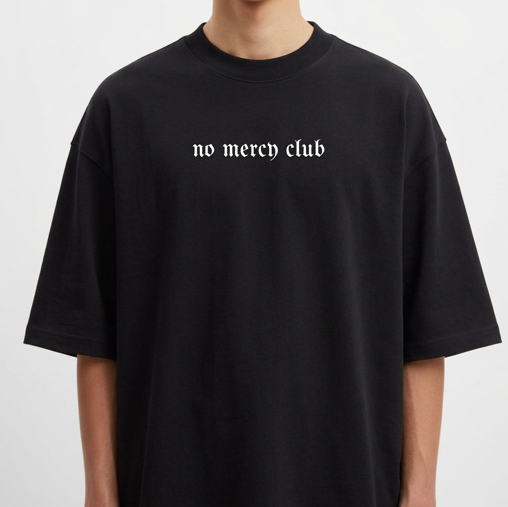 Camiseta com estampa frontal de texto estilizado "no mercy club" e estampa traseira de cobra detalhada, cercada por texto e símbolos impactantes.