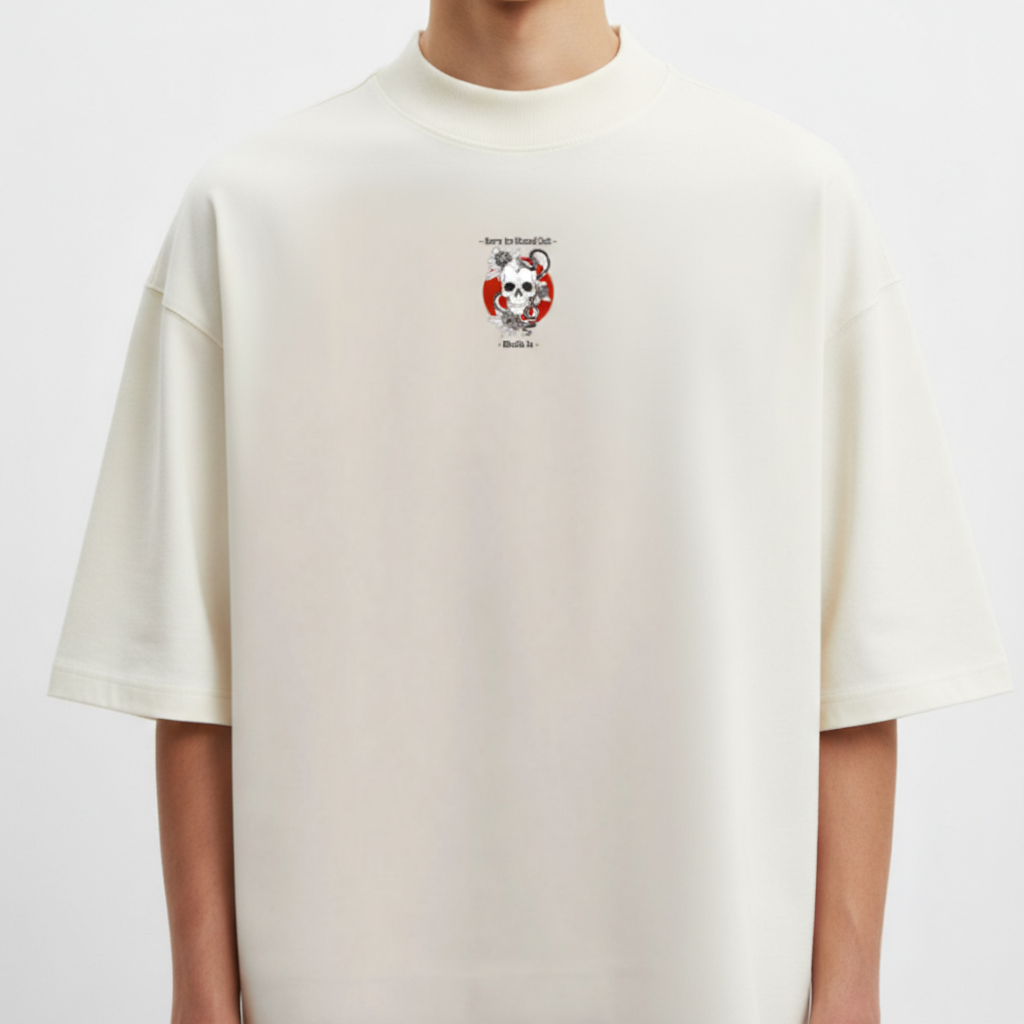 Camiseta com estampa frontal de caveira com cobra e flores, texto "Born to Stand Out", e estampa traseira ampliada com caveira, cobra e flores.