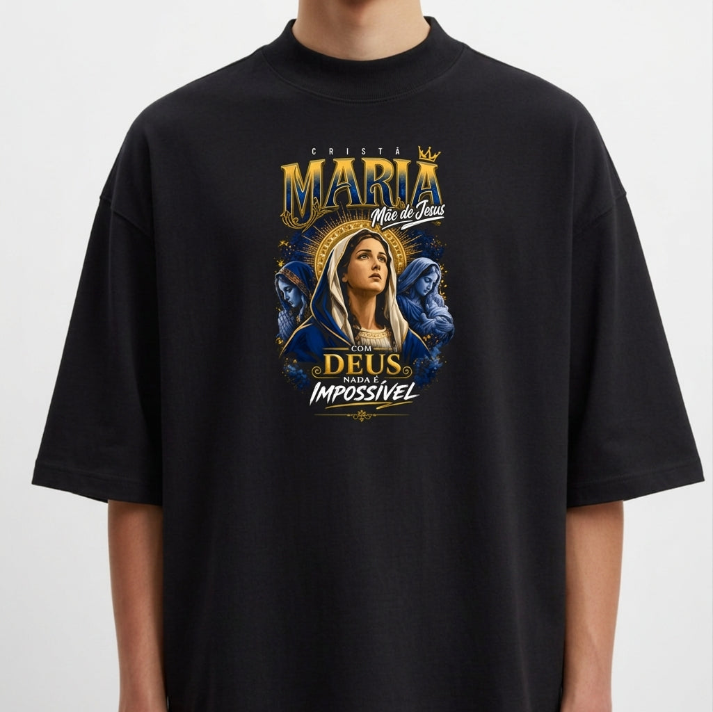 Camiseta com estampa frontal de imagem de Maria com manto, cercada por anjos, acompanhada de coroa e frases "Mãe de Jesus" e "Com Deus nada é impossível".