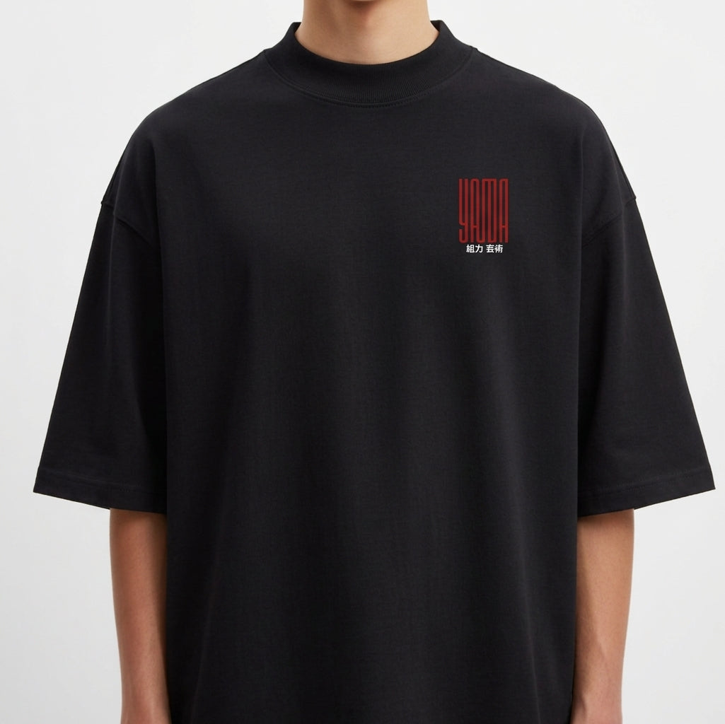 Camiseta com estampa frontal de barras verticais ao lado de caracteres pequenos e estampa traseira com caracteres grandes sobrepostos por caracteres menores.