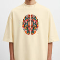 Camiseta com estampa frontal de um cérebro estilizado composto por formas semicirculares, sobrepostas em padrão complexo de tons variados.