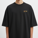 Camiseta com estampa frontal de "FAFO" em estilo gráfico e estampa traseira com imagem de homem, helicópteros e texto "Fuck Around Find Out FAFO".