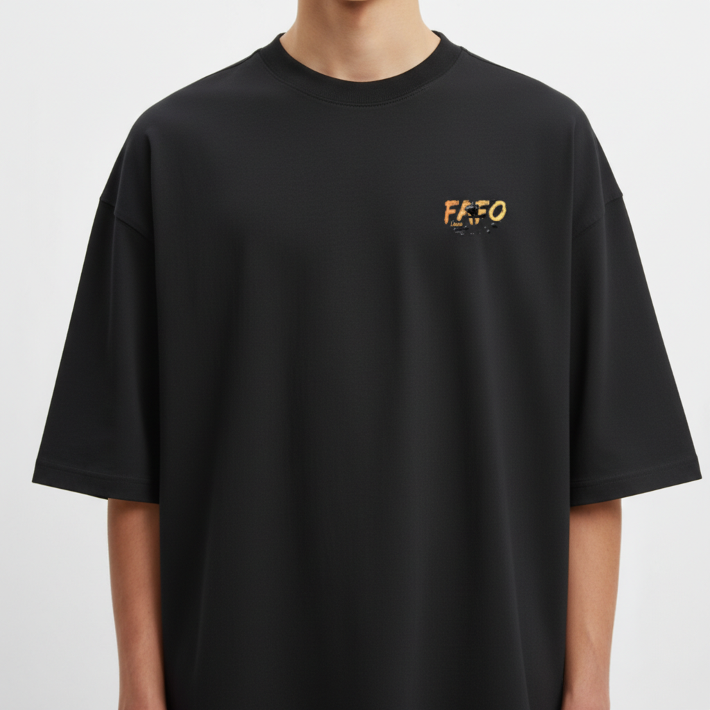 Camiseta com estampa frontal de "FAFO" em estilo gráfico e estampa traseira com imagem de homem, helicópteros e texto "Fuck Around Find Out FAFO".